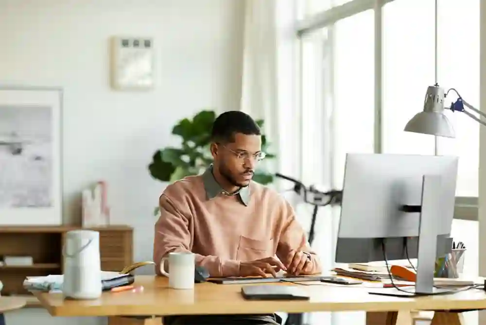 How to Stay Healthy While Working a Desk Job